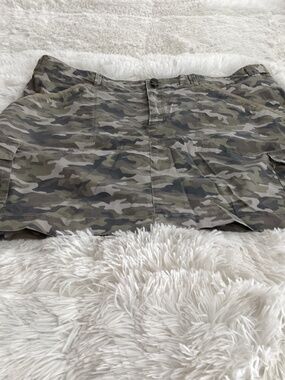 The Black Dog Women Camouflage Skirt, Size Large, Color Green